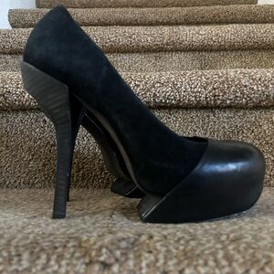 BCBG MaxAzria Platform pump